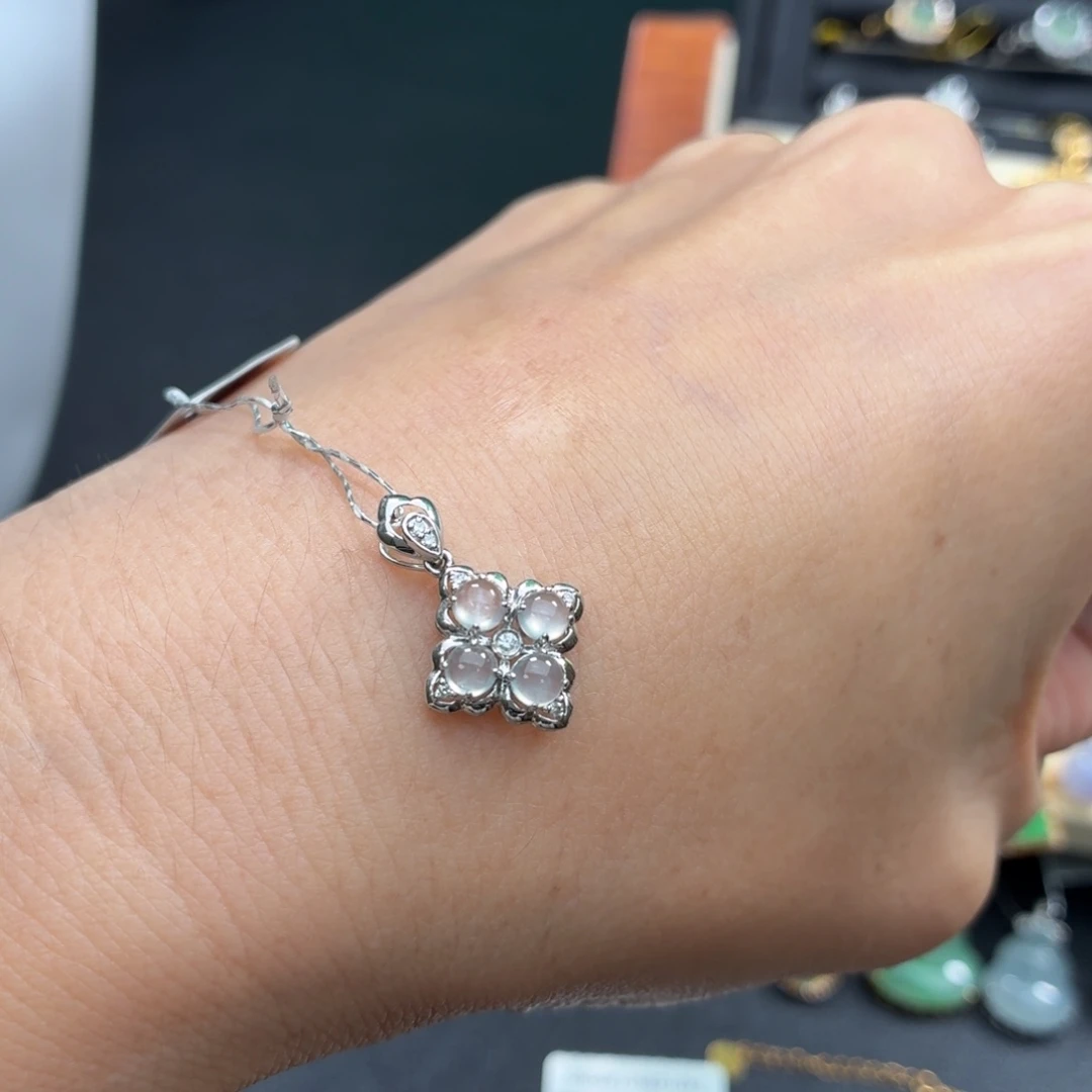 颈饰18K金镶嵌翡翠