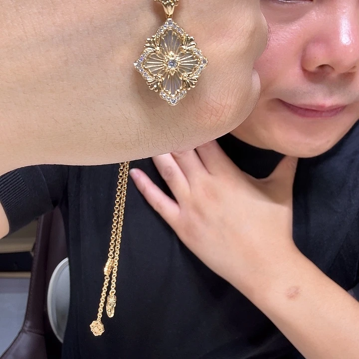 颈饰18K金镶嵌实验室培育钻石