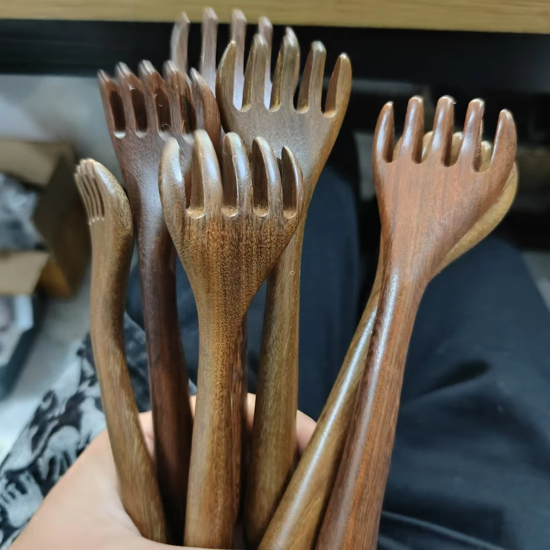 （杨七七）一个木头刮脸抓头皮拨筋棒梳（介意勿拍）