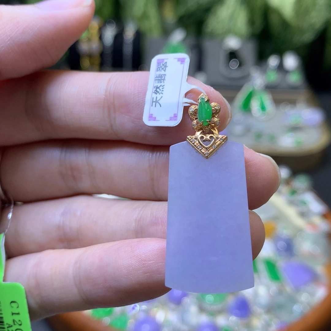 颈饰18K金镶嵌翡翠