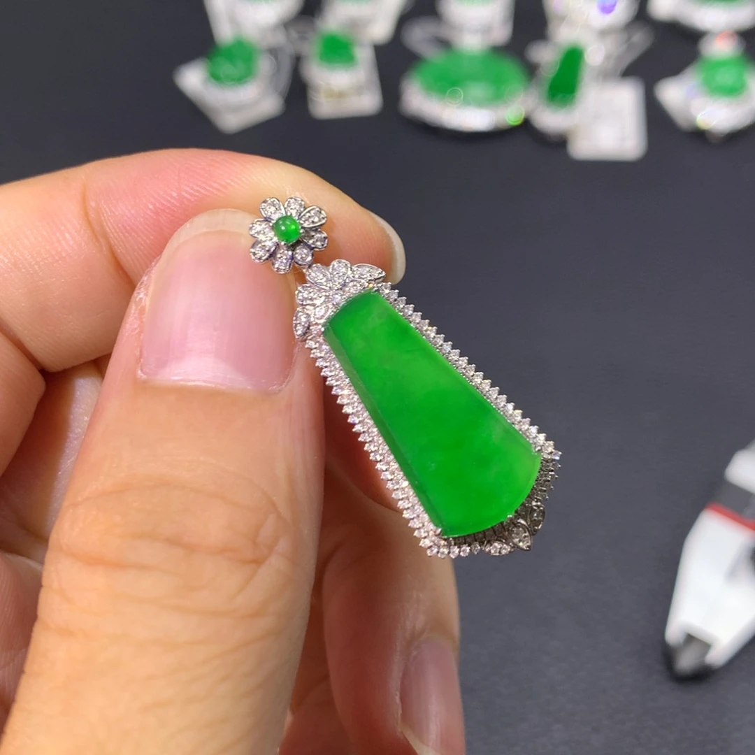 翡翠18K金镶嵌颈饰翡翠