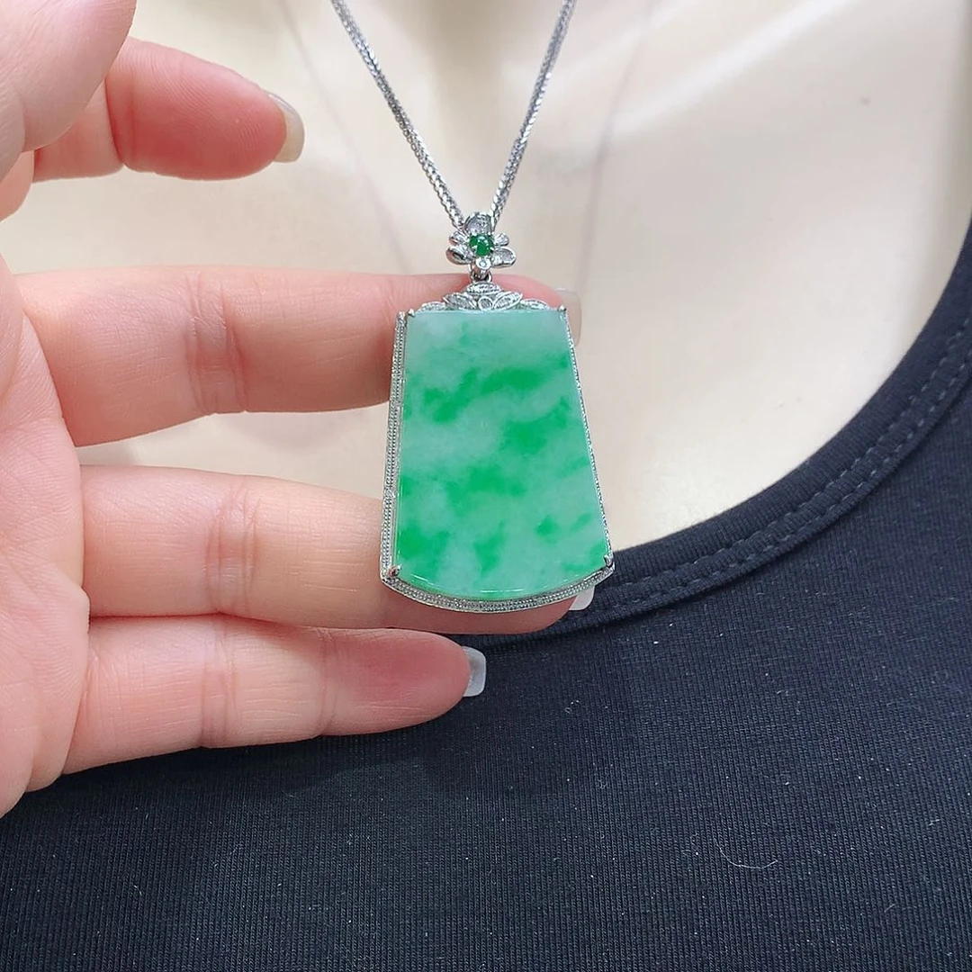 翡翠颈饰18K金镶嵌无事牌