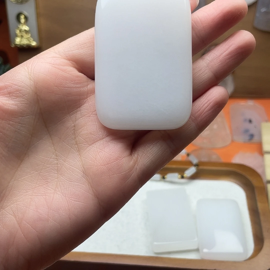 颈饰未镶嵌石英质玉
