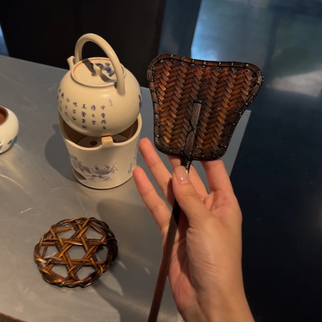 瓷片陶瓷。        陶瓷。