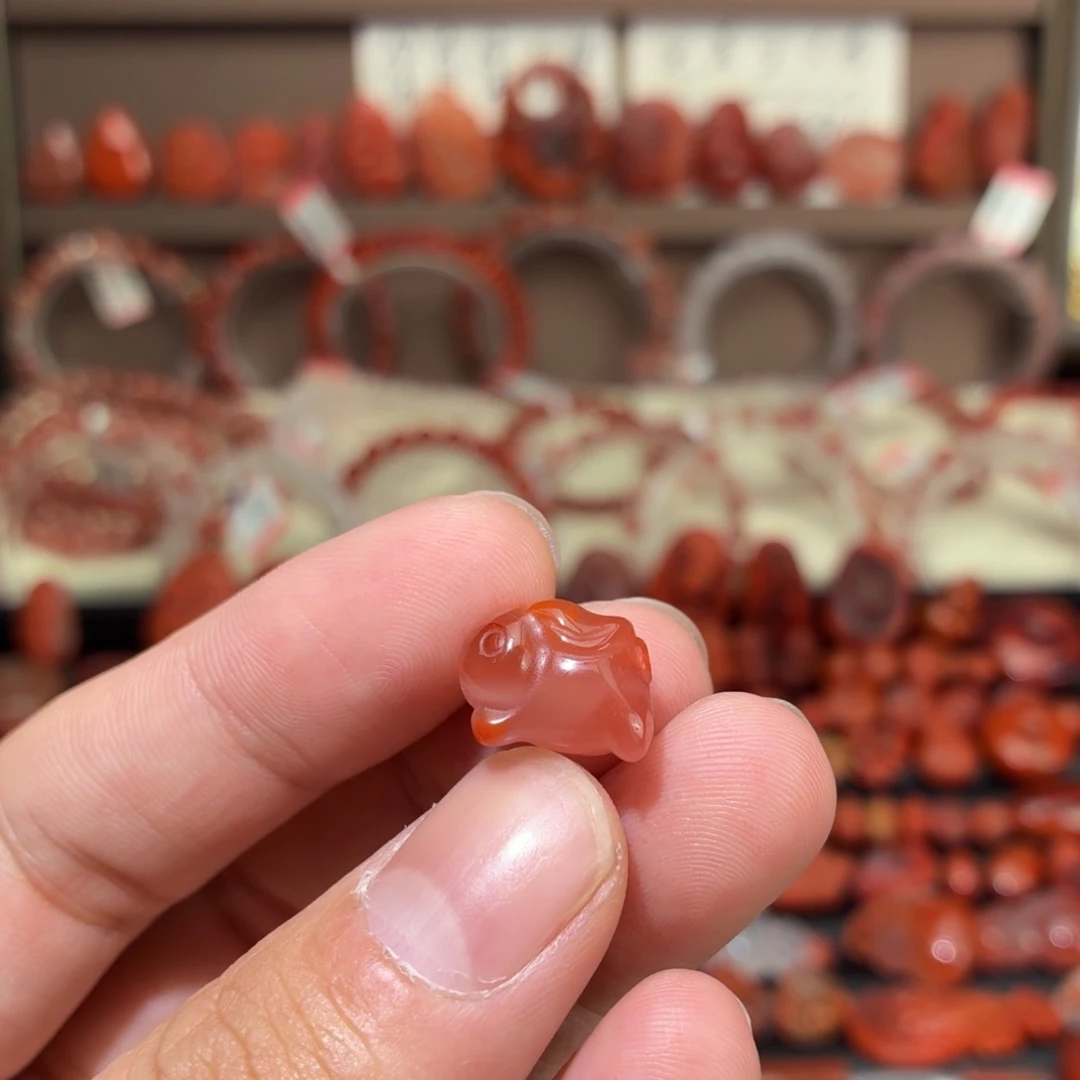 南红玛瑙未镶嵌颈饰飞天兔