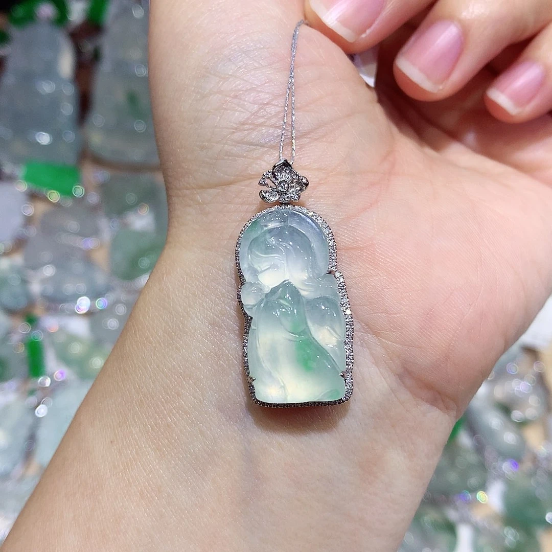 翡翠18K金镶嵌颈饰仙子