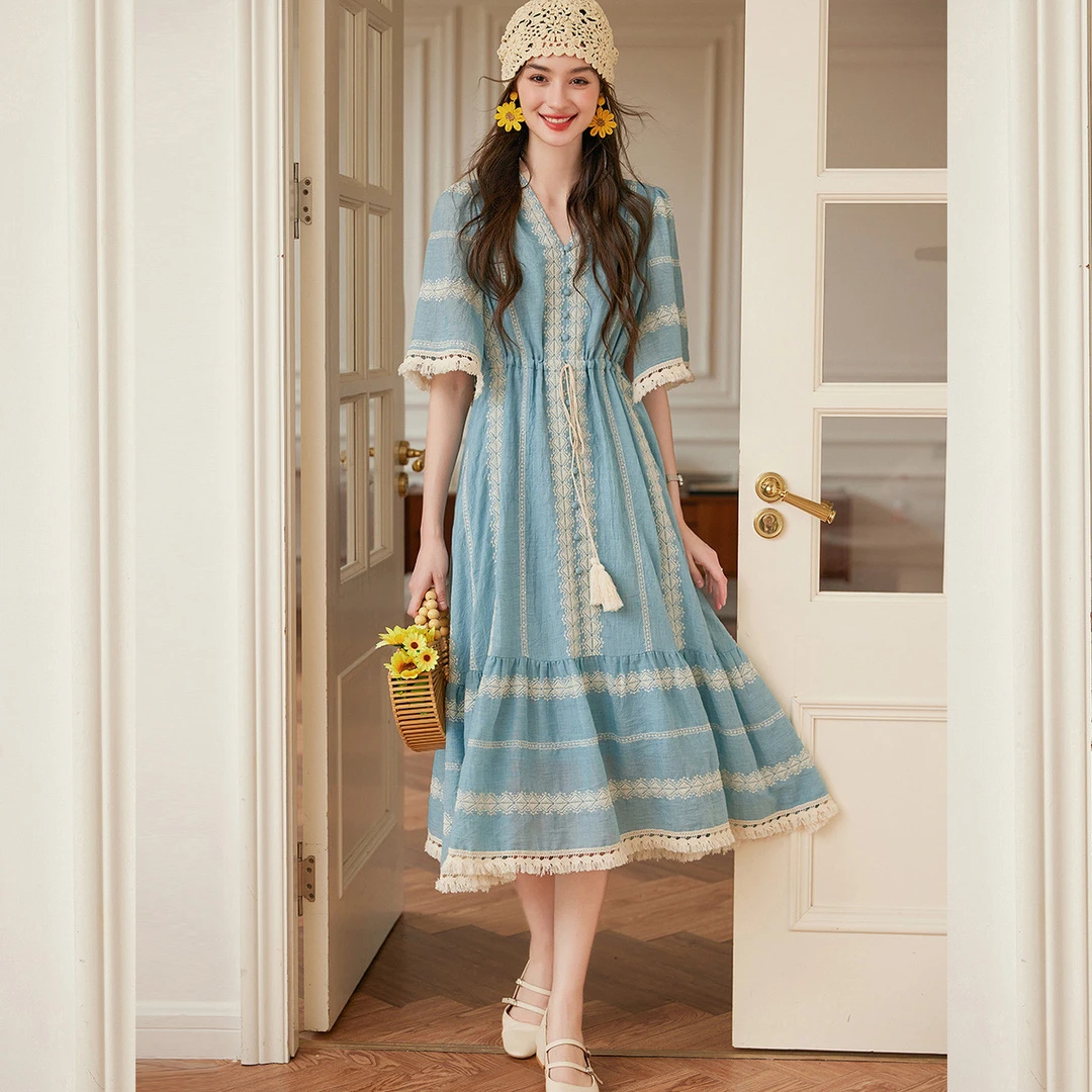 白鹿语25夏新款时尚无弹刺绣民族风流苏V领正肩抽绳连衣裙HU20344