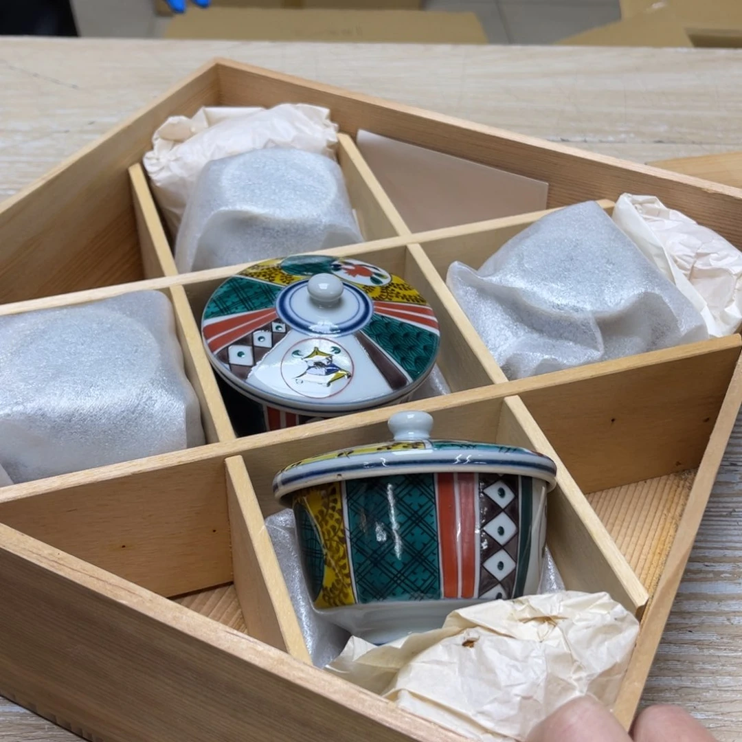 瓷片密密麻麻地排列着一个大