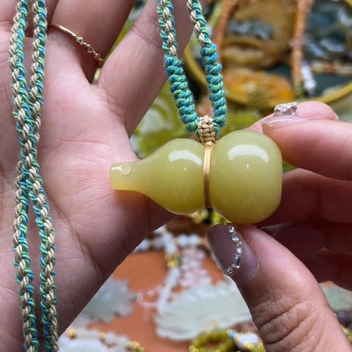 蛇纹石玉未镶嵌吊坠