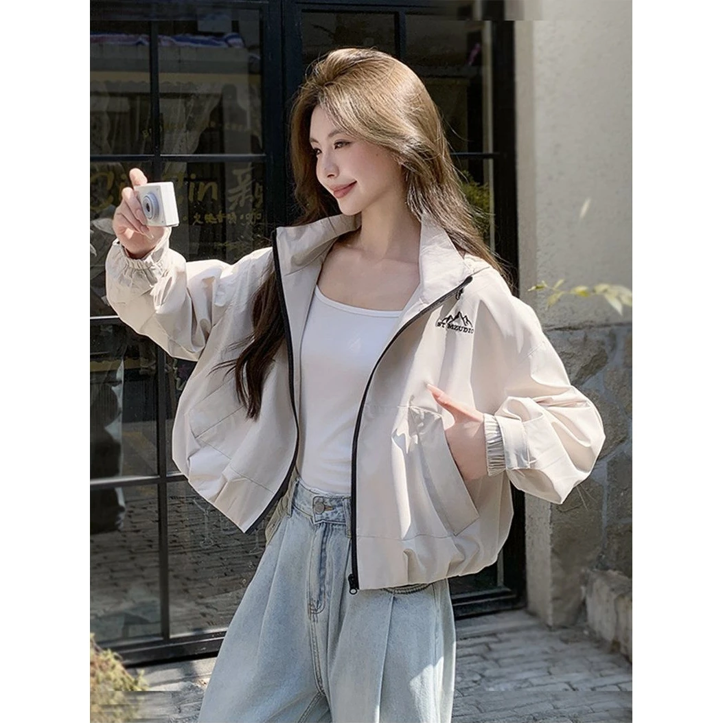 米白色连帽冲锋衣外套女短款秋季新款时尚设计感休闲百搭夹克上衣