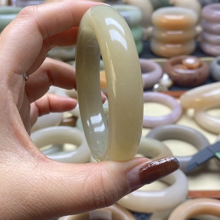 石英岩玉手镯未镶嵌