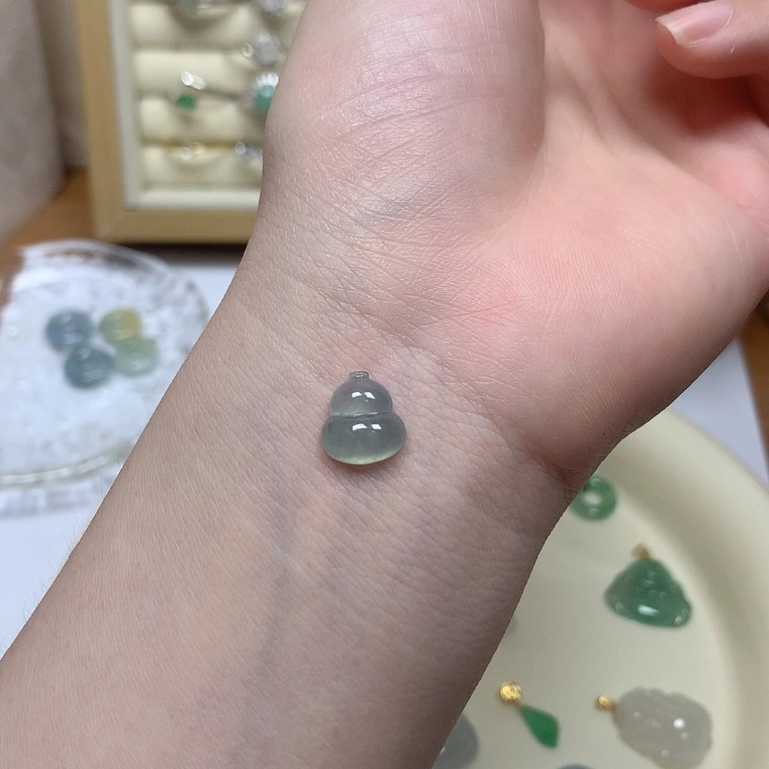 翡翠未镶嵌颈饰冰绿小葫芦