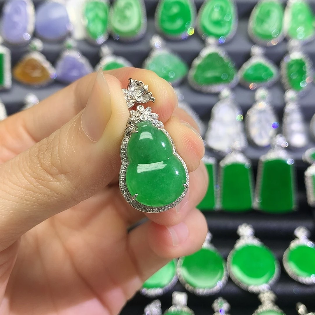 翡翠18K金镶嵌颈饰吊坠