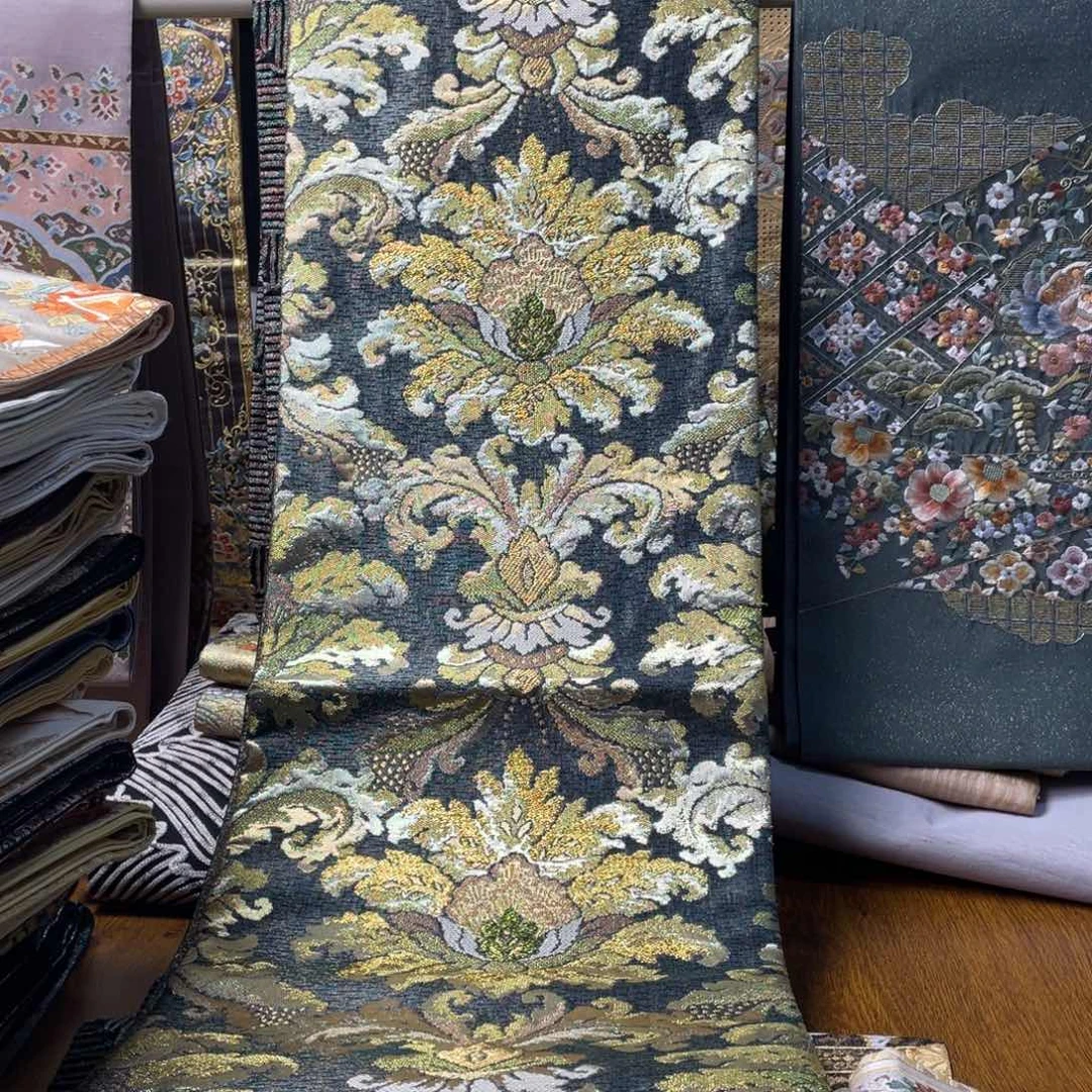 织绣黑金居中唐花