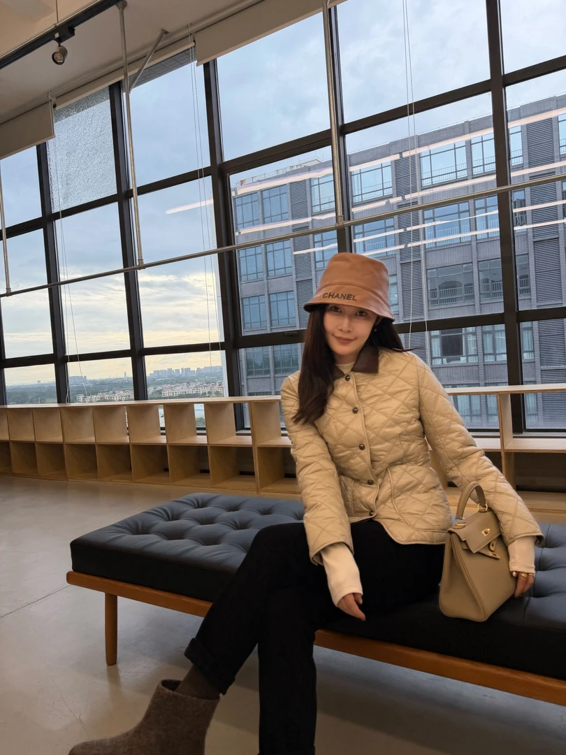 【依如】25年新款新国标90白鹅绒时尚高级感拼接百搭羽绒服 YW387