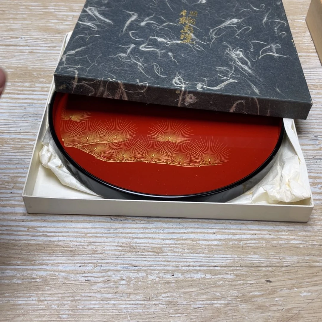 瓷片魔****?密密麻麻地排列着一个