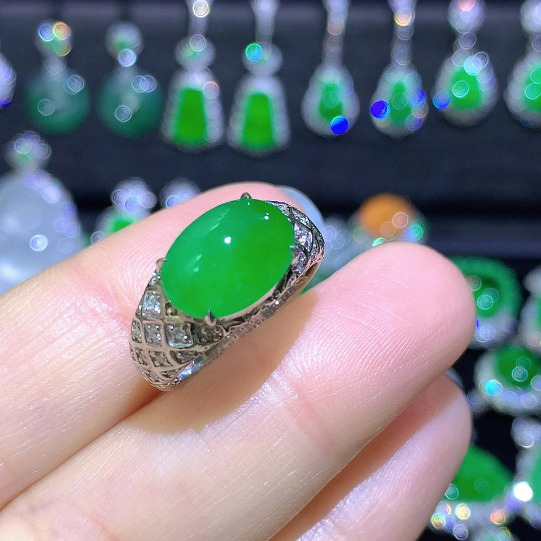 翡翠18K金镶嵌戒指高冰满绿蛋面