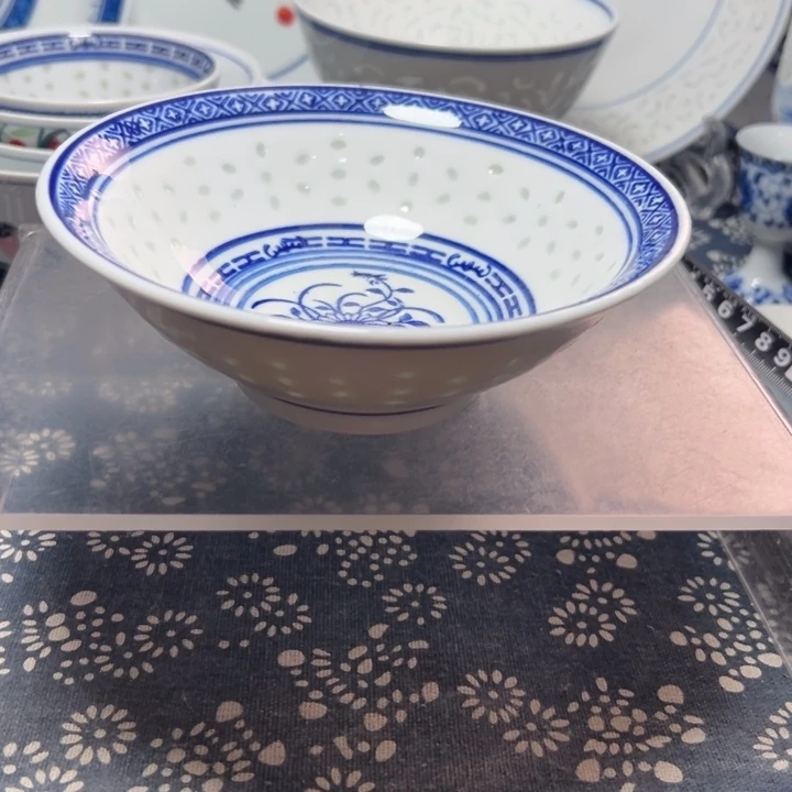 青花玲兰花荷叶碗