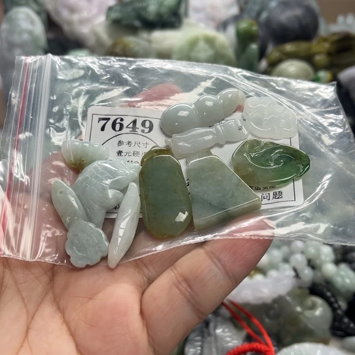 翡翠未镶嵌颈饰7649