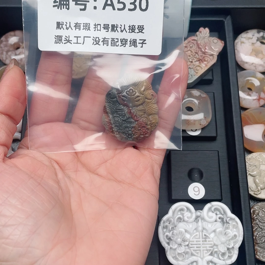 玛瑙/玉髓颈饰未镶嵌布*