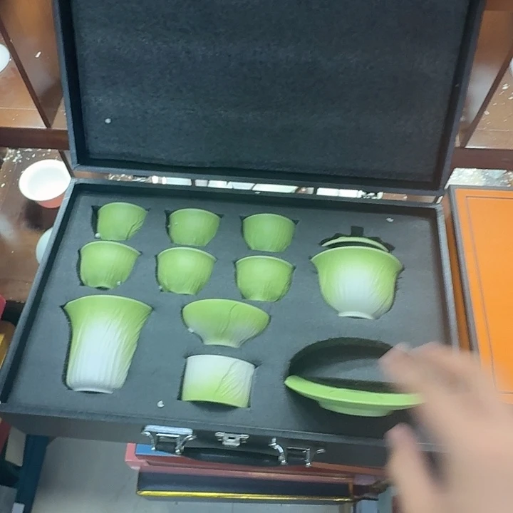 高端陶瓷茶具套装等。