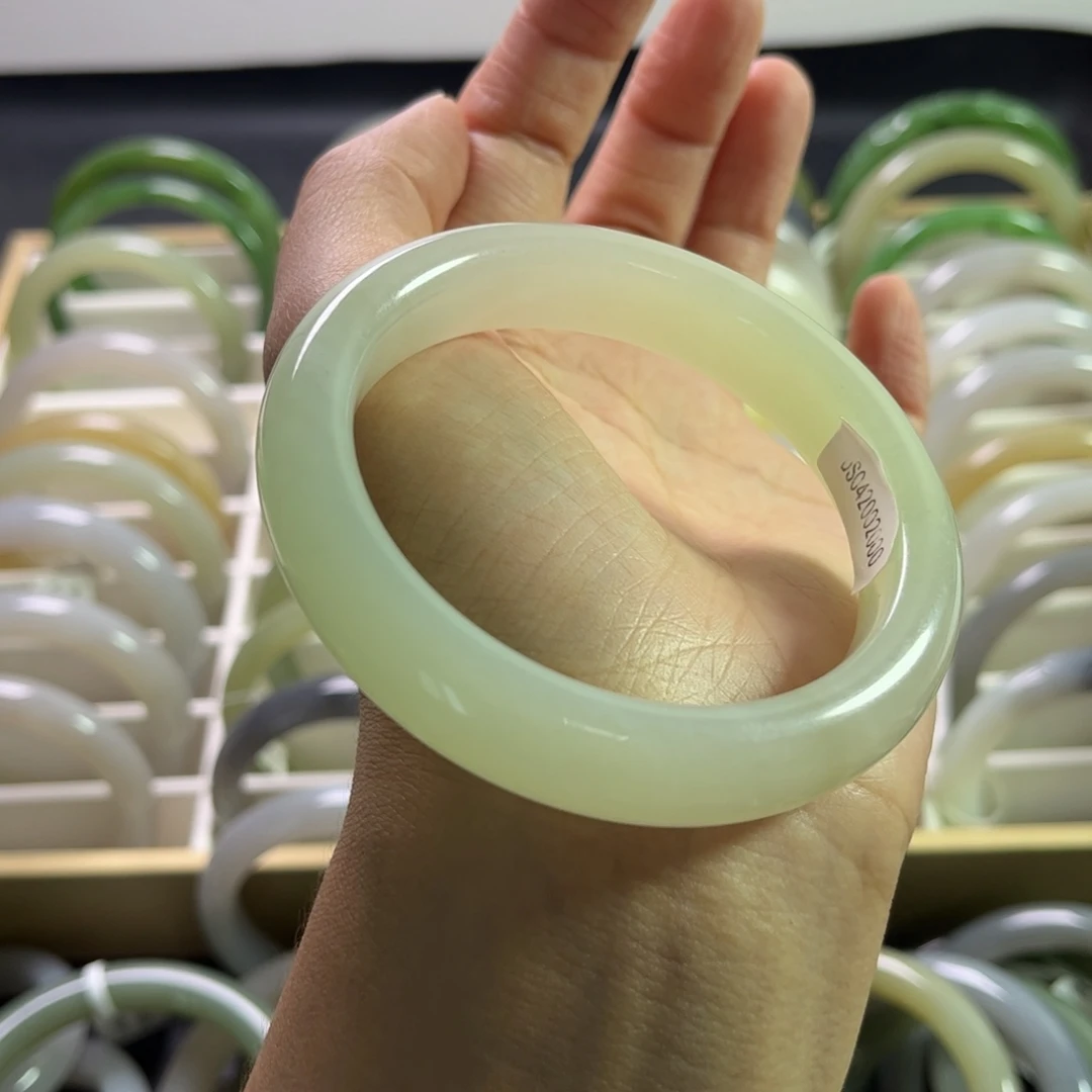 ****七和田玉手镯未镶嵌59圈