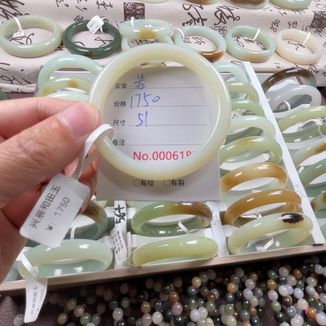 和田玉手镯未镶嵌若*岸