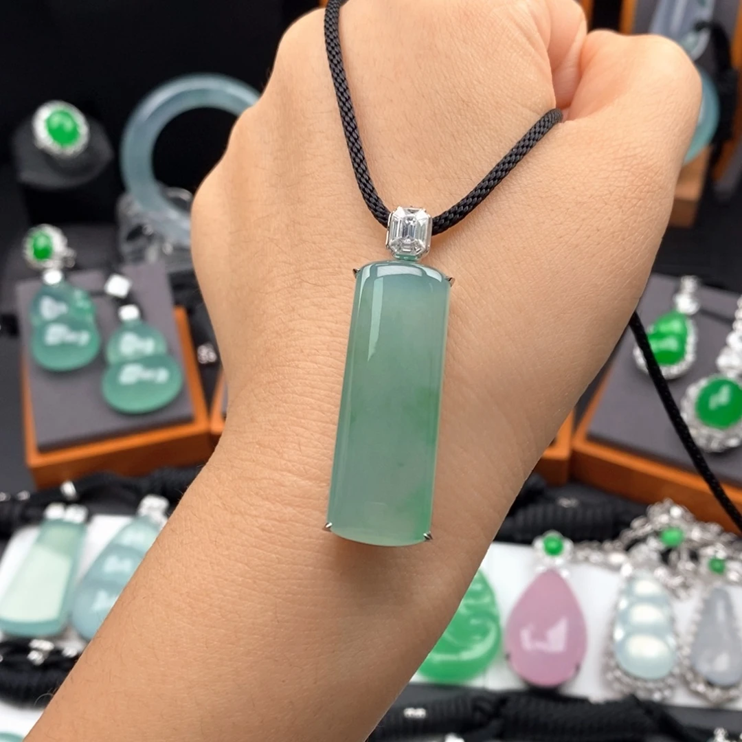 翡翠18K金镶嵌颈饰无事柱