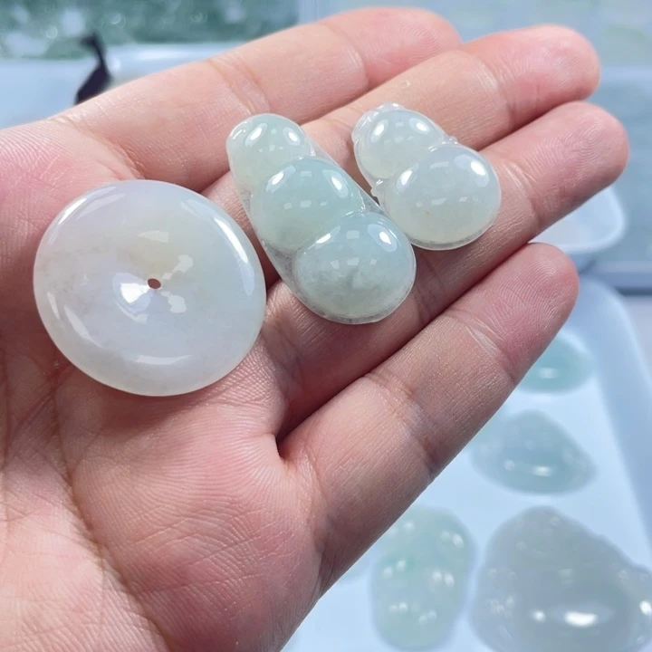 翡翠未镶嵌颈饰三件