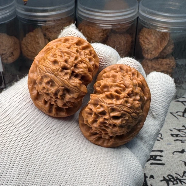 178号手工打底款矮桩宫灯狮子头文玩核桃 尺寸:43边40肚32高