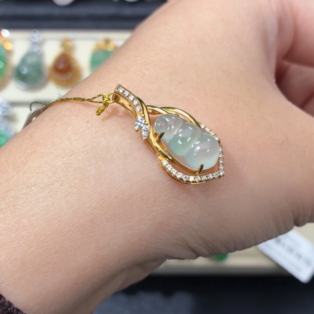 翡翠18K金镶嵌颈饰