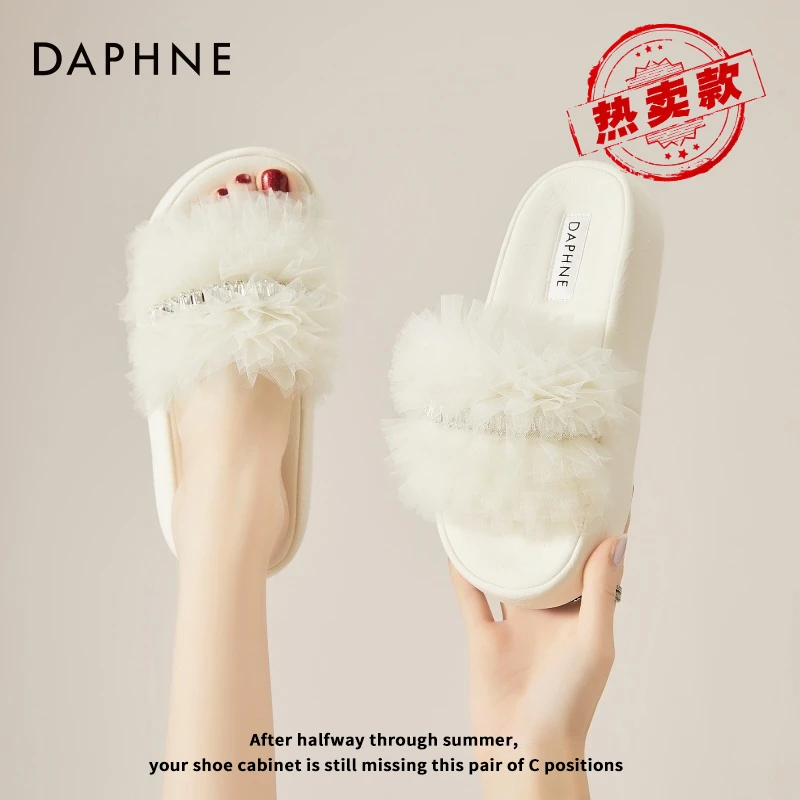 达芙妮纯色甜美日常松糕跟增高一字拖女2025新款洋气轻奢软底拖鞋