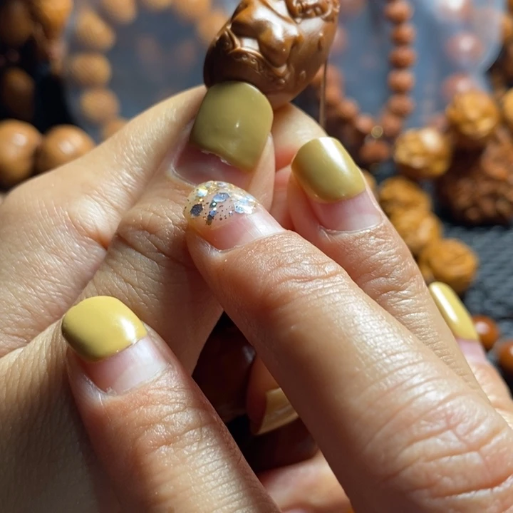 橄榄核吊坠生命源美女