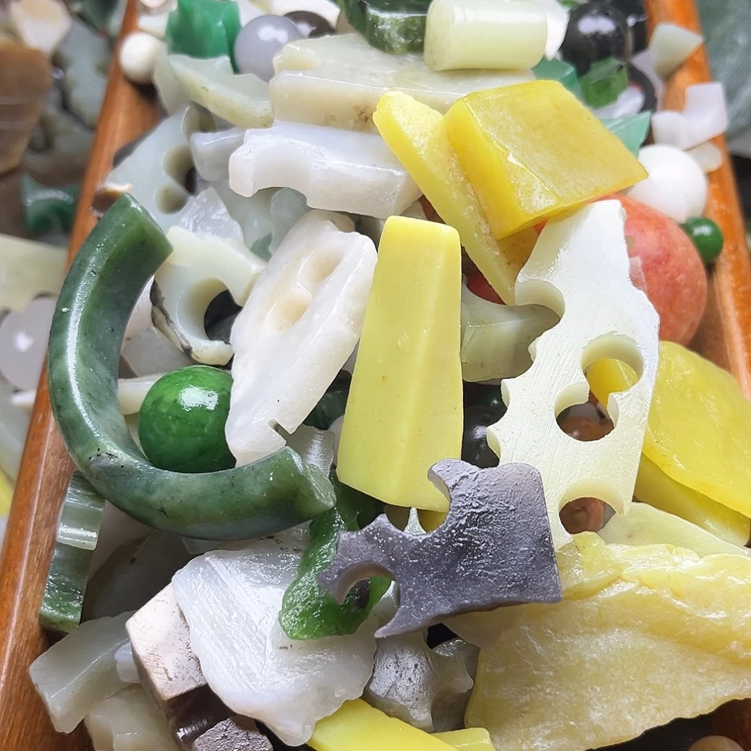 和田玉未镶嵌颈饰面****人