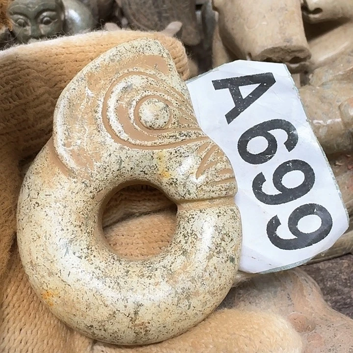 蛇纹石玉颈饰未镶嵌