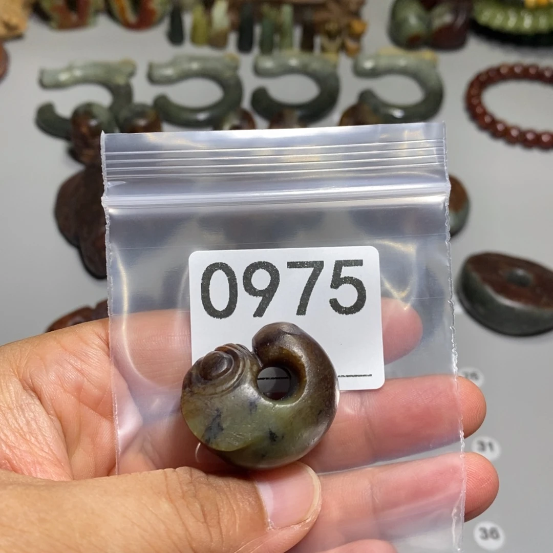 颈饰未镶嵌透闪石质玉?**?
