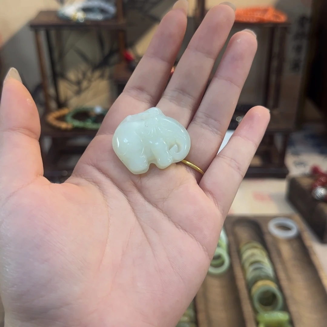 蛇纹石玉颈饰合金