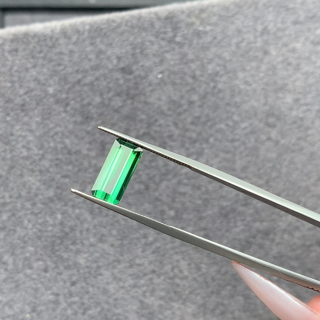 未镶嵌裸石碧玺电光绿2.965克拉