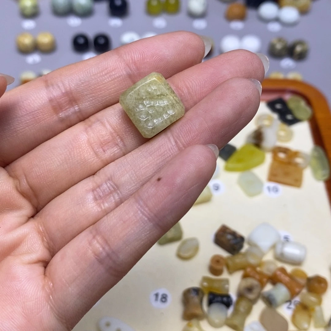 蛇纹石玉配饰合金子*