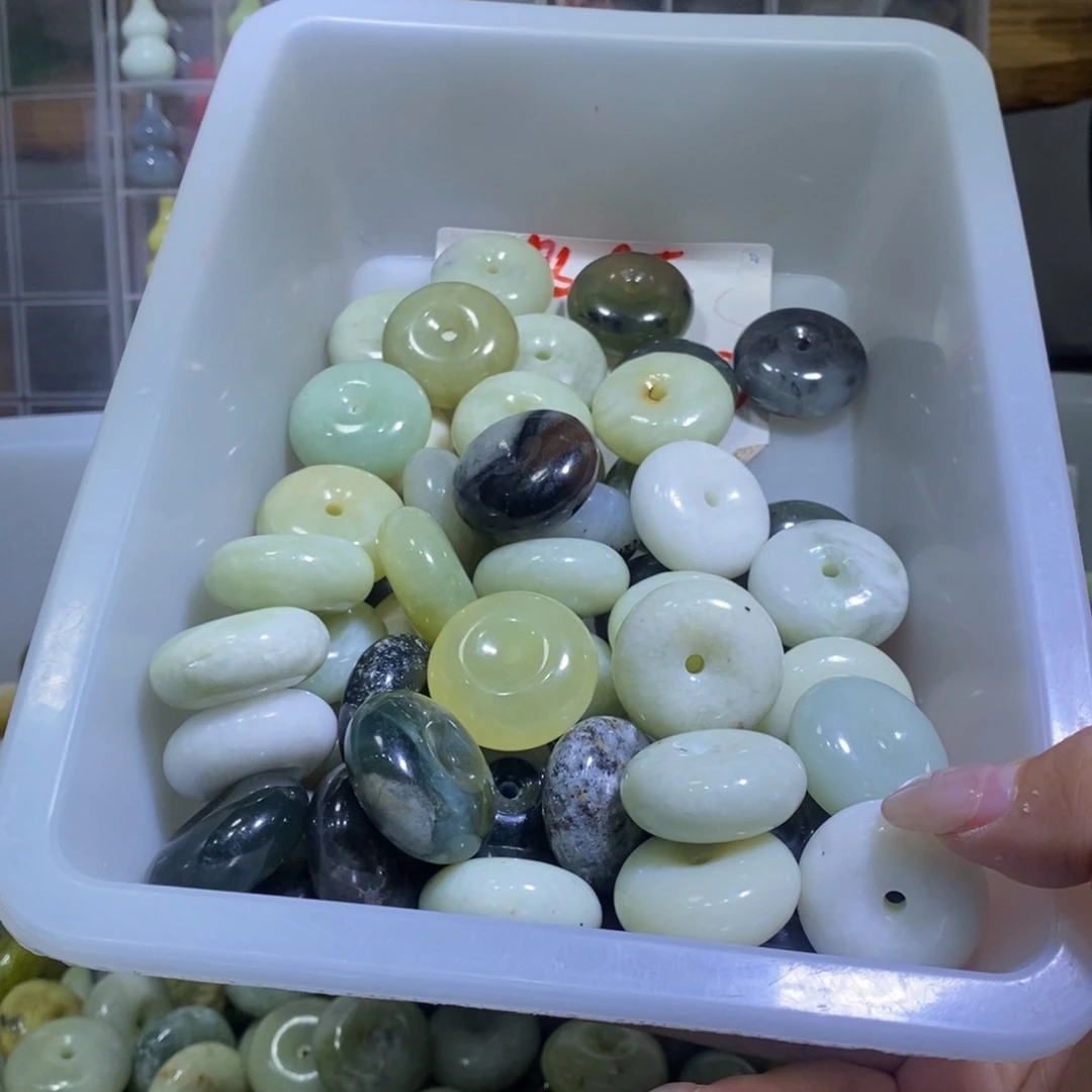 合金蛇纹石玉颈饰石****。18