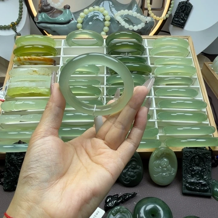 给***妹岫玉未镶嵌手镯岫玉