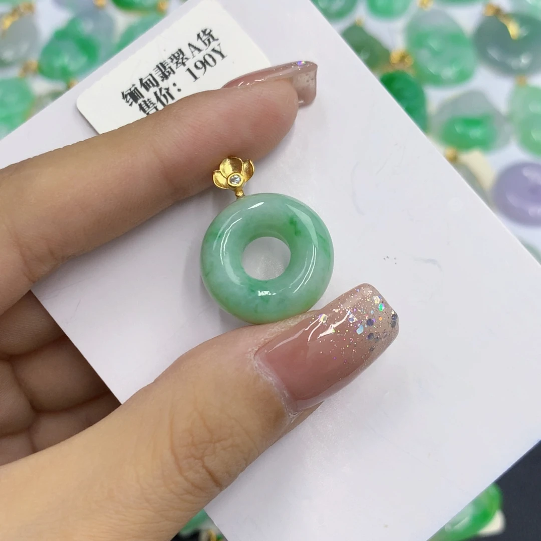 翡翠18K金镶嵌颈饰翡翠
