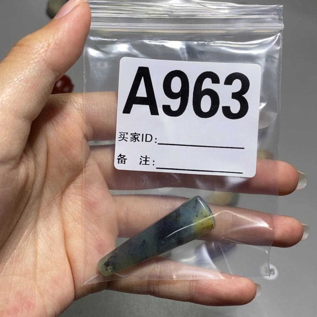 蛇纹石玉合金颈饰不**少
