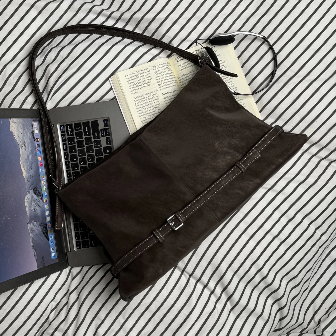 一张同学《通勤搭子》长约44宽16高24cm手提单肩包C8402咖