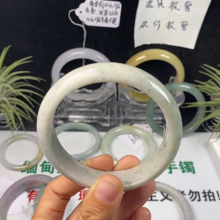 翡翠未镶嵌手镯62号。60圈