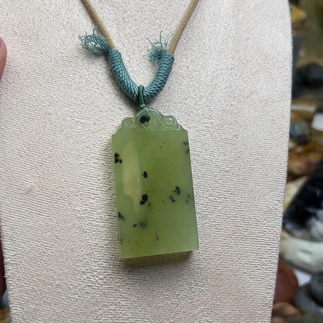 岫玉未镶嵌颈饰竹子水墨牌牌