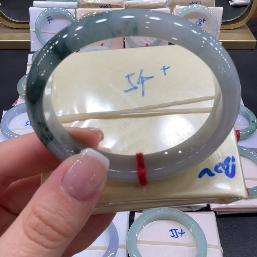 翡翠手镯未镶嵌翡翠