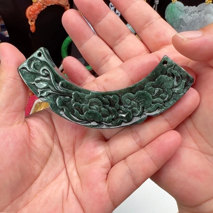 菲***饰翡翠未镶嵌颈饰国风