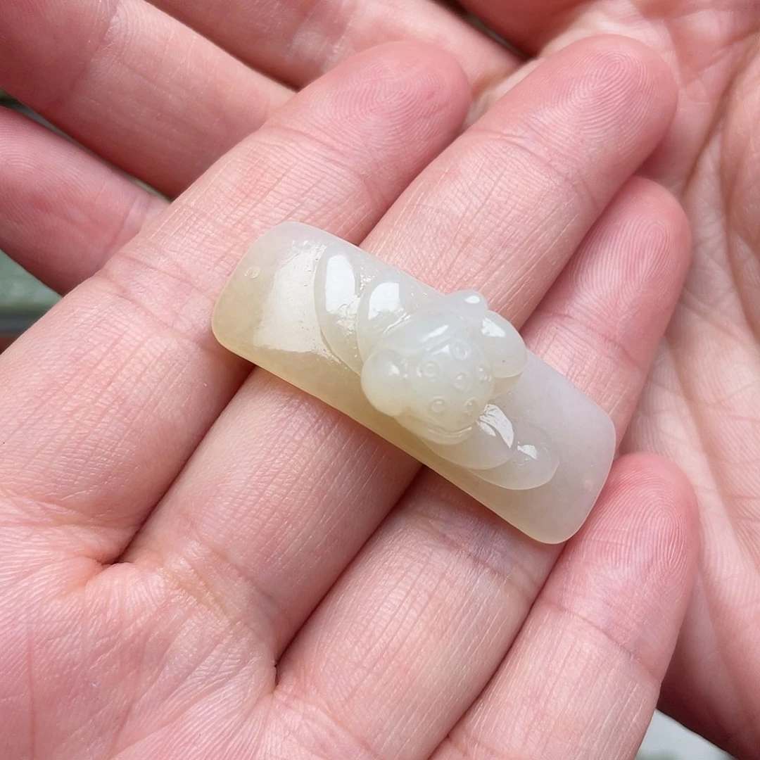 和田玉未镶嵌颈饰甜****理荷花手牌