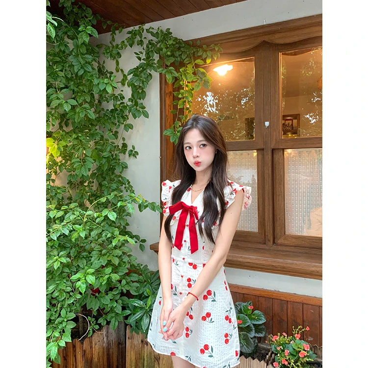 法式v领收腰显瘦小飞袖连衣裙女夏季新款复古温柔甜美风A字短裙子